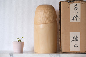 Exclusive Vintage Sosaku Kokeshi by Watanabe Yuji 渡辺雄二 (1951-) | Title: White Camellia  白い椿 | With Original Box | 26,5 cm