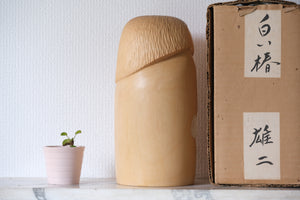 Exclusive Vintage Sosaku Kokeshi by Watanabe Yuji 渡辺雄二 (1951-) | Title: White Camellia  白い椿 | With Original Box | 26,5 cm