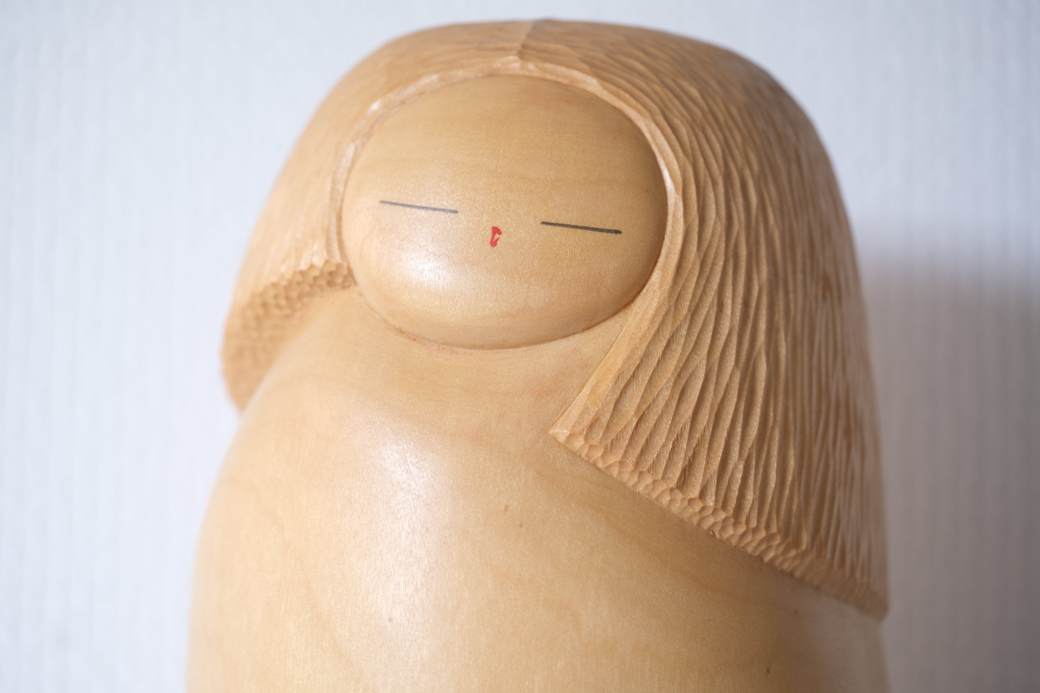 Exclusive Vintage Sosaku Kokeshi by Watanabe Yuji 渡辺雄二 (1951-) | Title: White Camellia  白い椿 | With Original Box | 26,5 cm