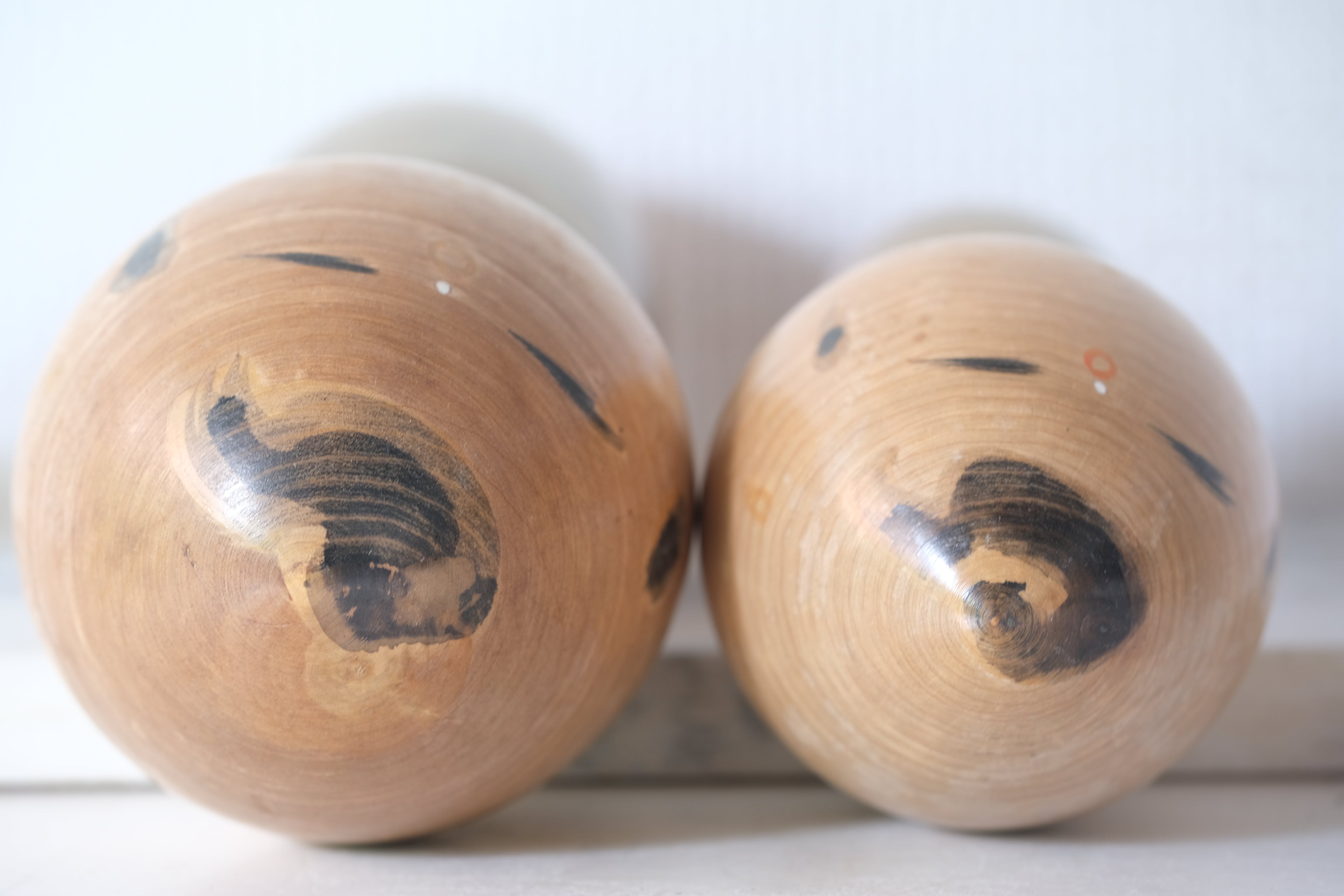Pair of Vintage Creative Kokeshi by Takahashi Hashime (1918 - 2002) | 22,5 cm and 27,5 cm