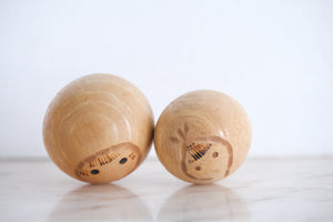 Two Vintage Creative Kokeshi By Kenichi Murakami (1929-) | Mother and Child | 5,5 cm and 4,5 cm