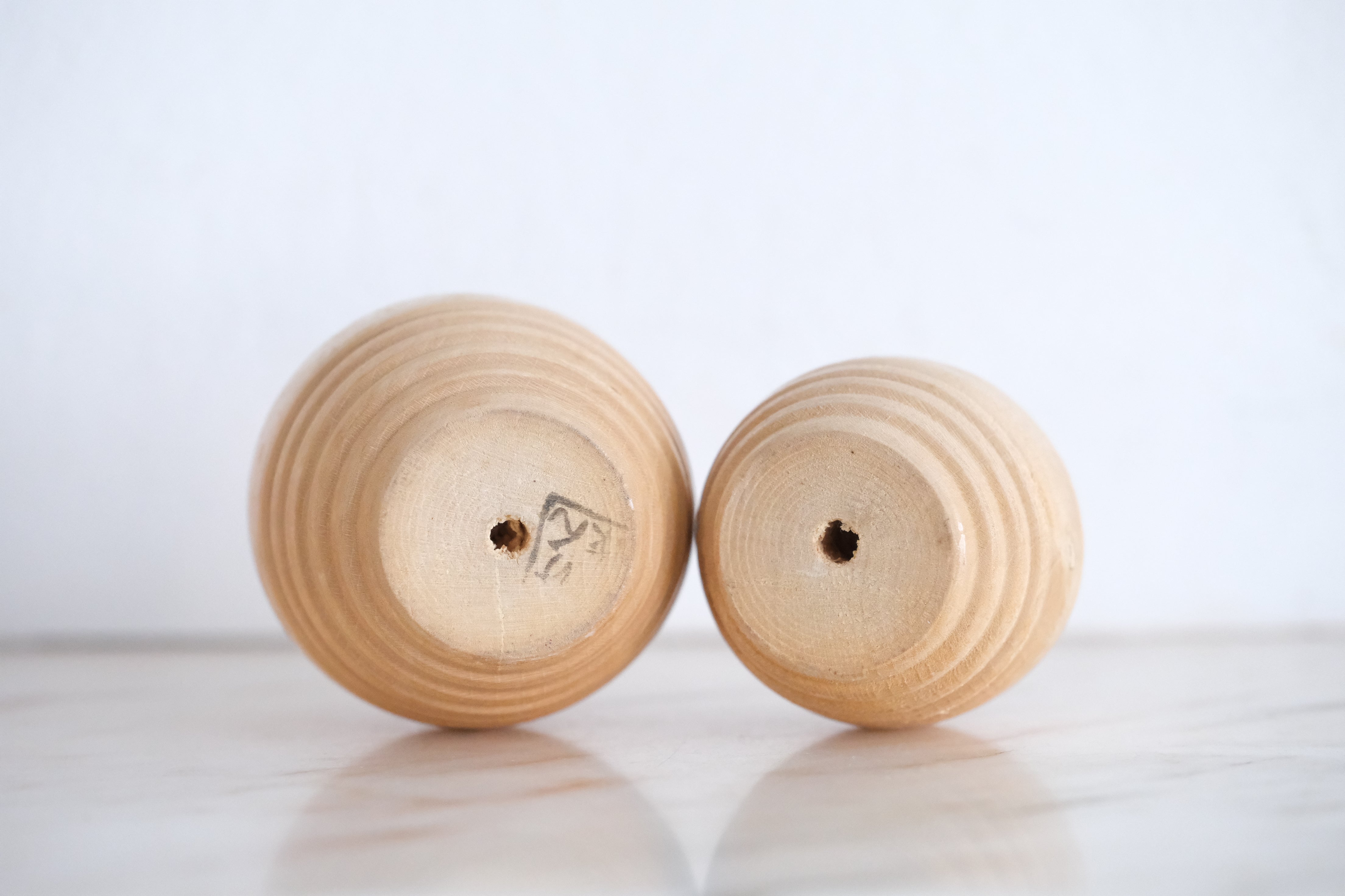 Two Vintage Creative Kokeshi By Kenichi Murakami (1929-) | Mother and Child | 5,5 cm and 4,5 cm