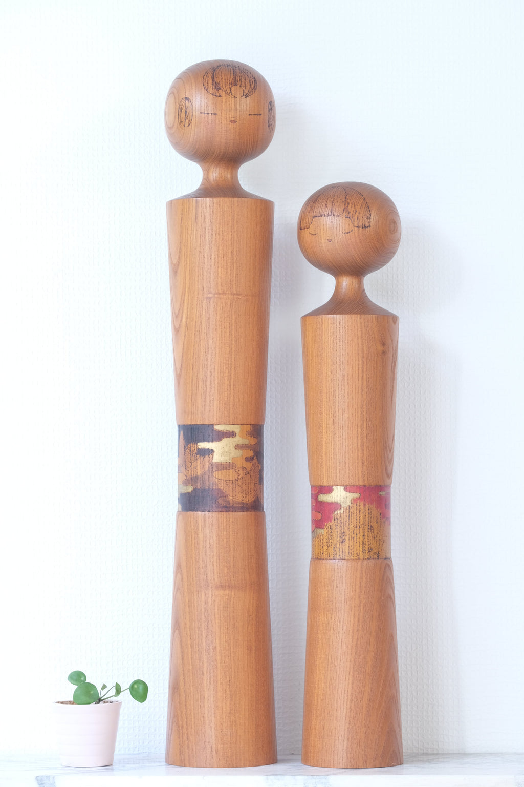 Exclusive Set of Two Vintage Creative Kokeshi by Sansaku Sekiguchi (1925-2018) | Dated: 1977 | 65 cm and 67,5 cm