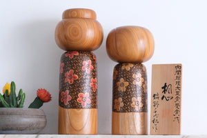 Exclusive Pair of Vintage Creative Kokeshi by Chiyomatsu Kanou (1935-) | Mother and Child | 35,5 cm and 30 cm