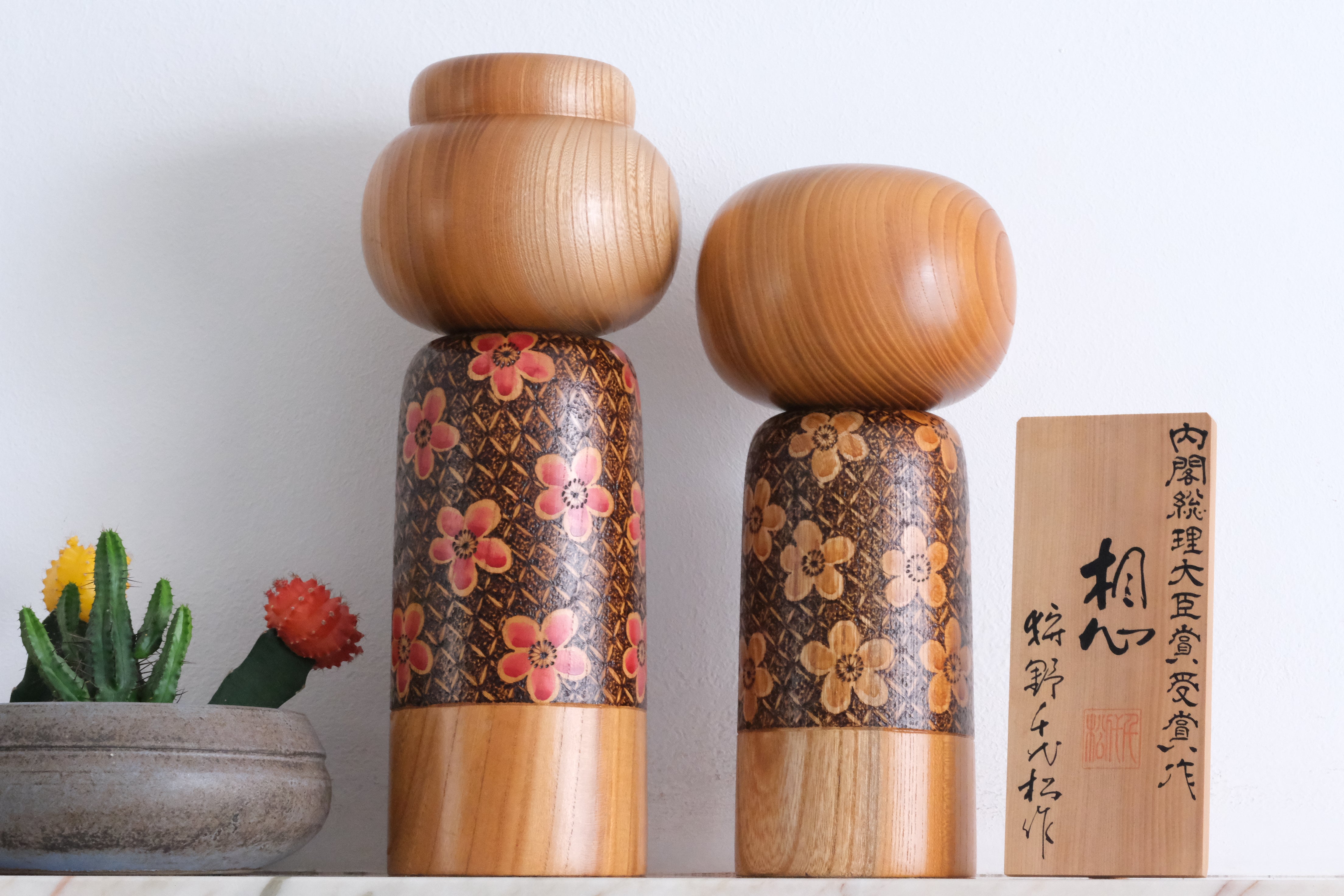 Exclusive Pair of Vintage Creative Kokeshi by Chiyomatsu Kanou (1935-) | Mother and Child | 35,5 cm and 30 cm