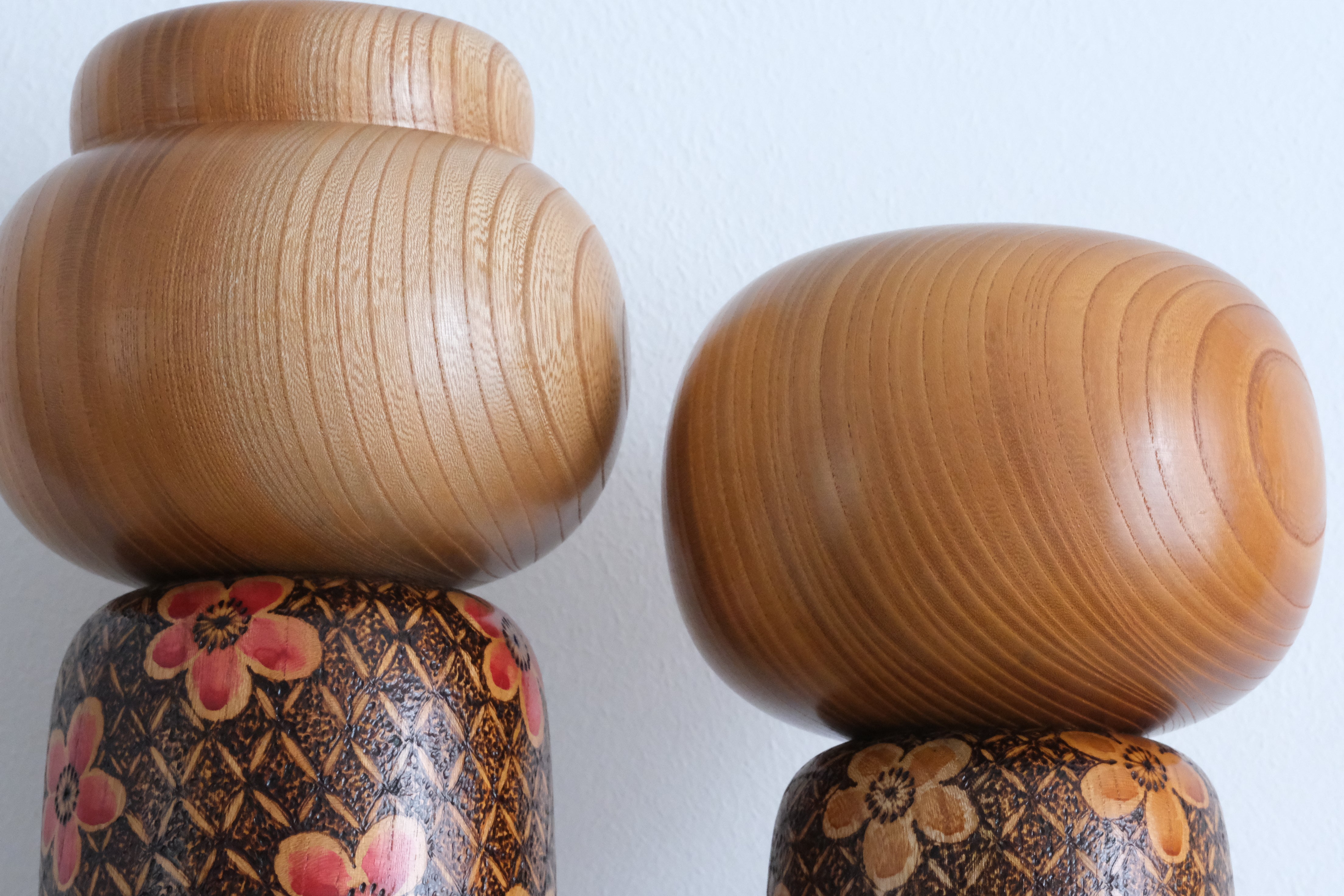 Exclusive Pair of Vintage Creative Kokeshi by Chiyomatsu Kanou (1935-) | Mother and Child | 35,5 cm and 30 cm