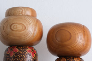 Exclusive Pair of Vintage Creative Kokeshi by Chiyomatsu Kanou (1935-) | Mother and Child | 35,5 cm and 30 cm