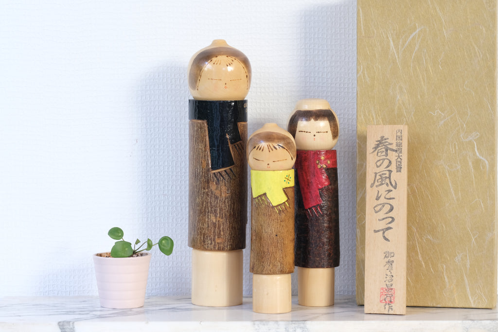 Exclusive Set of Sosaku Kokeshi with Scarfs by Kaganuma Masayuki (1936-) | 21 cm - 23,5 cm - 30 cm