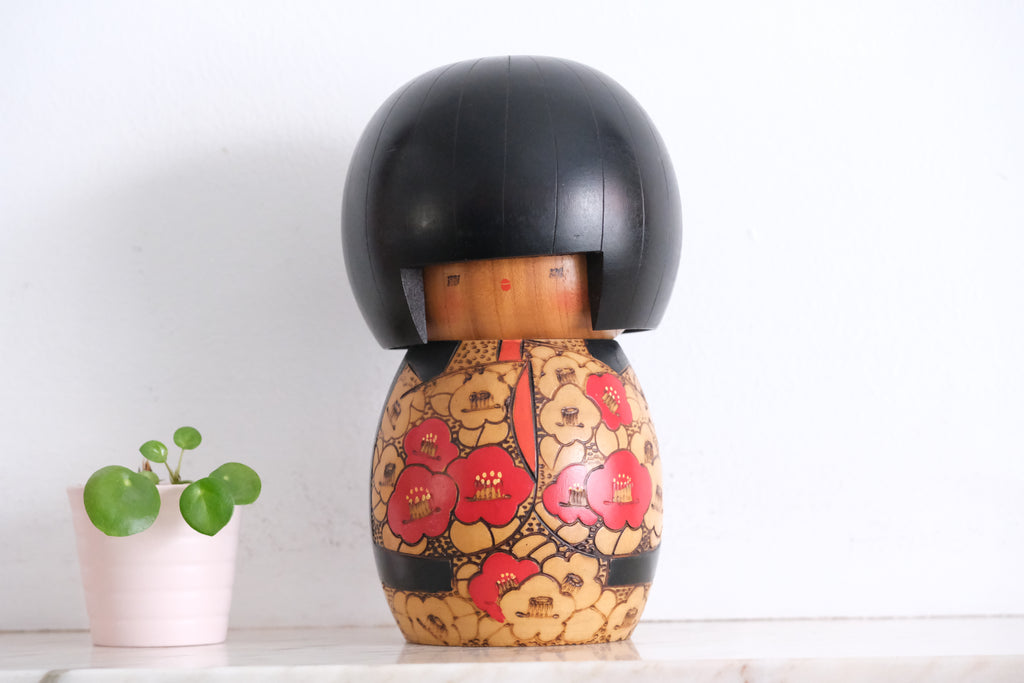 Vintage Gumma Kokeshi By Kazuo Takamizawa (1927-) | Titled: 'Tsubaki - Camellia Flowers' | 20,5 cm