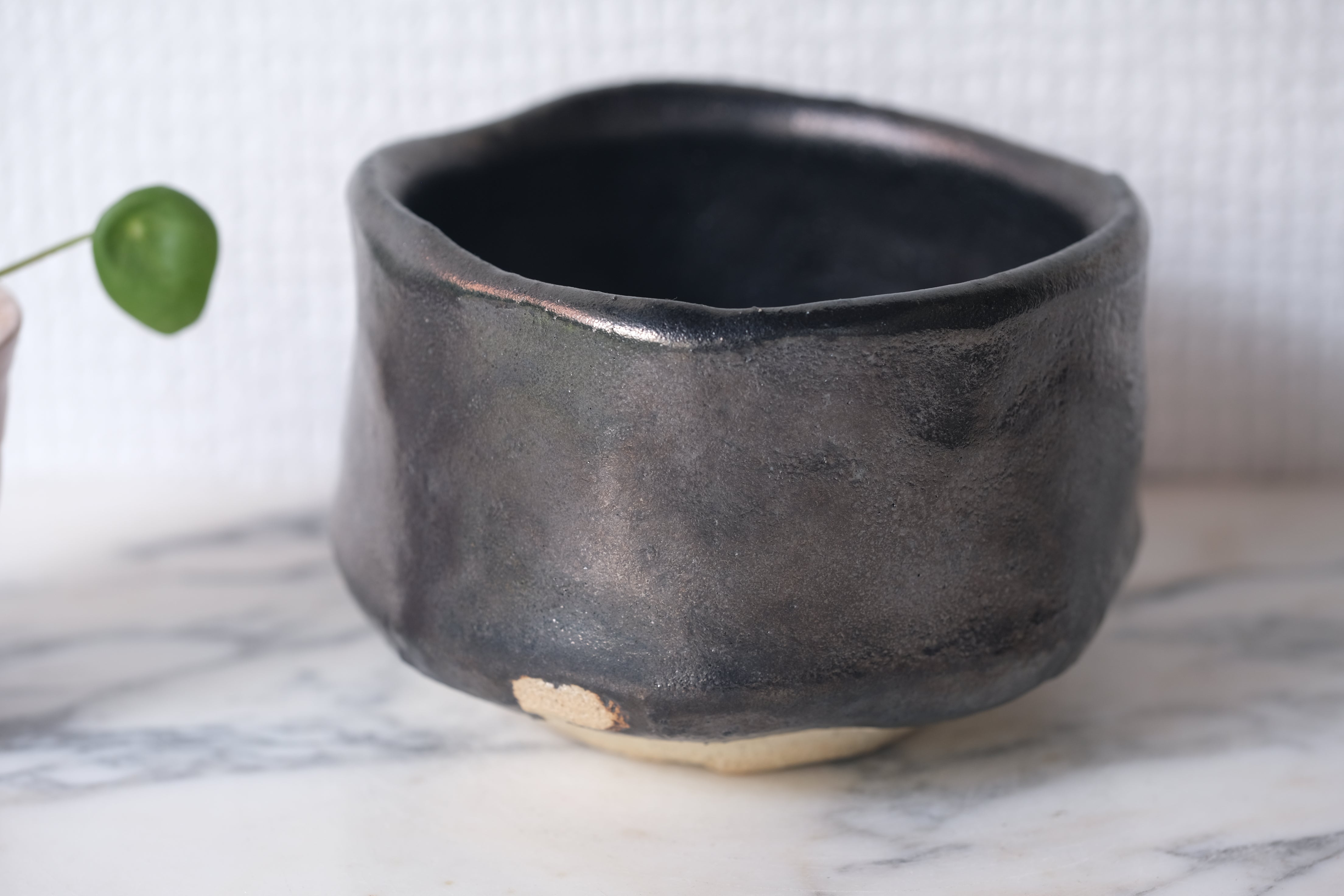 Japanese Ceramic Setoguro Tea Bowl by Oguri Masao 小栗正男 (1945-) | 7,5 cm