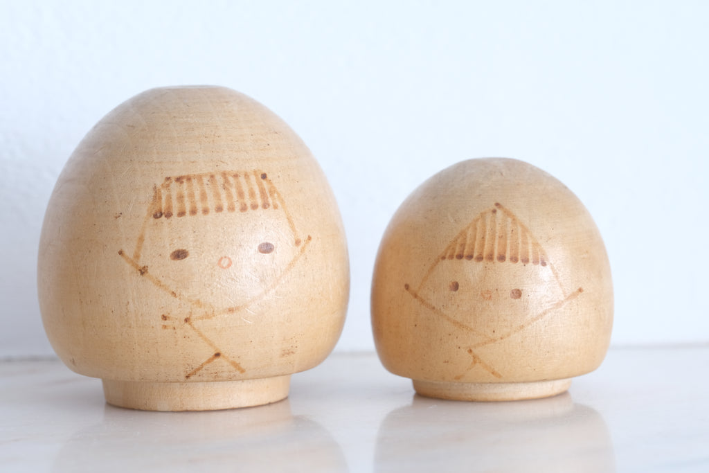 Pair of Vintage Creative Kokeshi by Issetsu Kuribayashi (1924-2011) | 5,5 cm and 4 cm