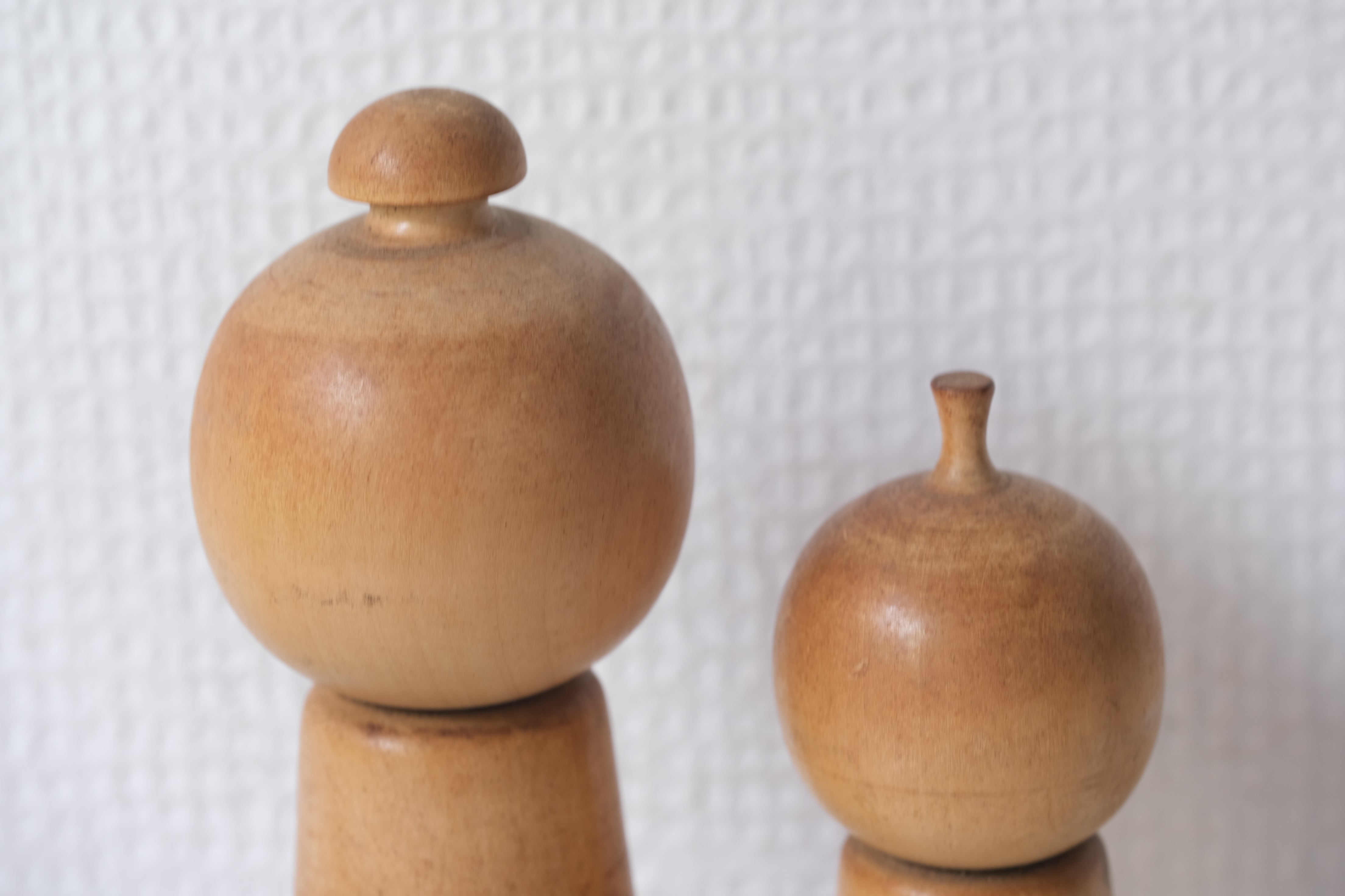 Set of Two Vintage Creative Kokeshi by Issetsu Kuribayashi (1924-2011) | Mother and Child | 11,5 cm and 15 cm