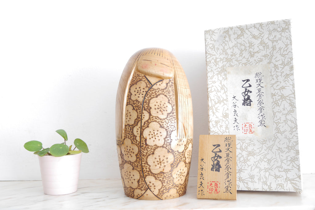 Exclusive Vintage Sosaku Kokeshi By Ohtani Yoshio (1936-) | With Original Box | 21,5 cm