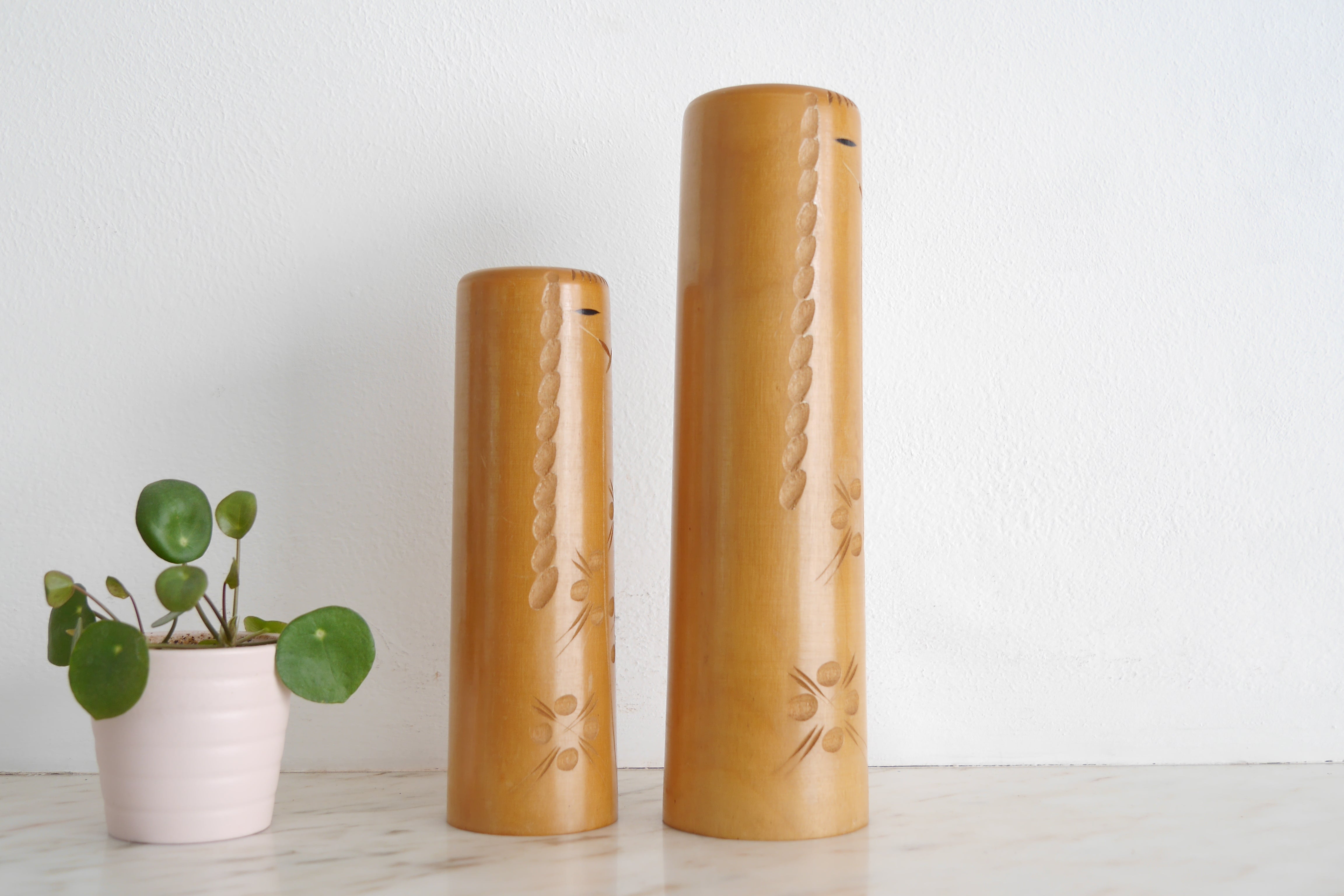 Pair of Vintage Creative Kokeshi by Chiyomatsu Kanou (1935-unknown) | 18 cm and 23,5 cm