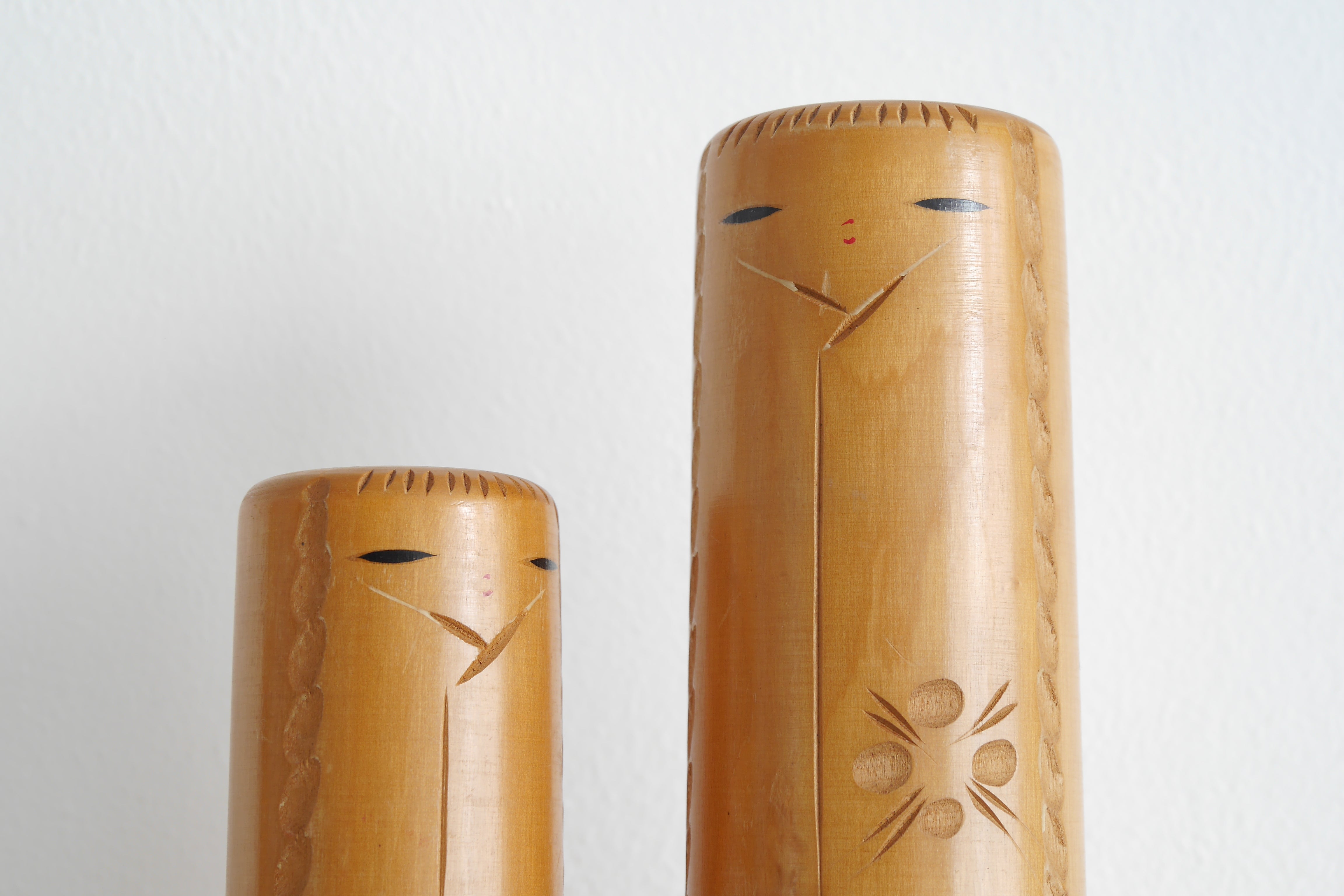 Pair of Vintage Creative Kokeshi by Chiyomatsu Kanou (1935-unknown) | 18 cm and 23,5 cm